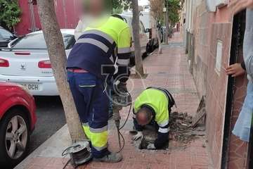 Dos familias de Los Llanos de Telde, con cinco menores a su cargo, denuncian el corte de suministro de agua/TA.